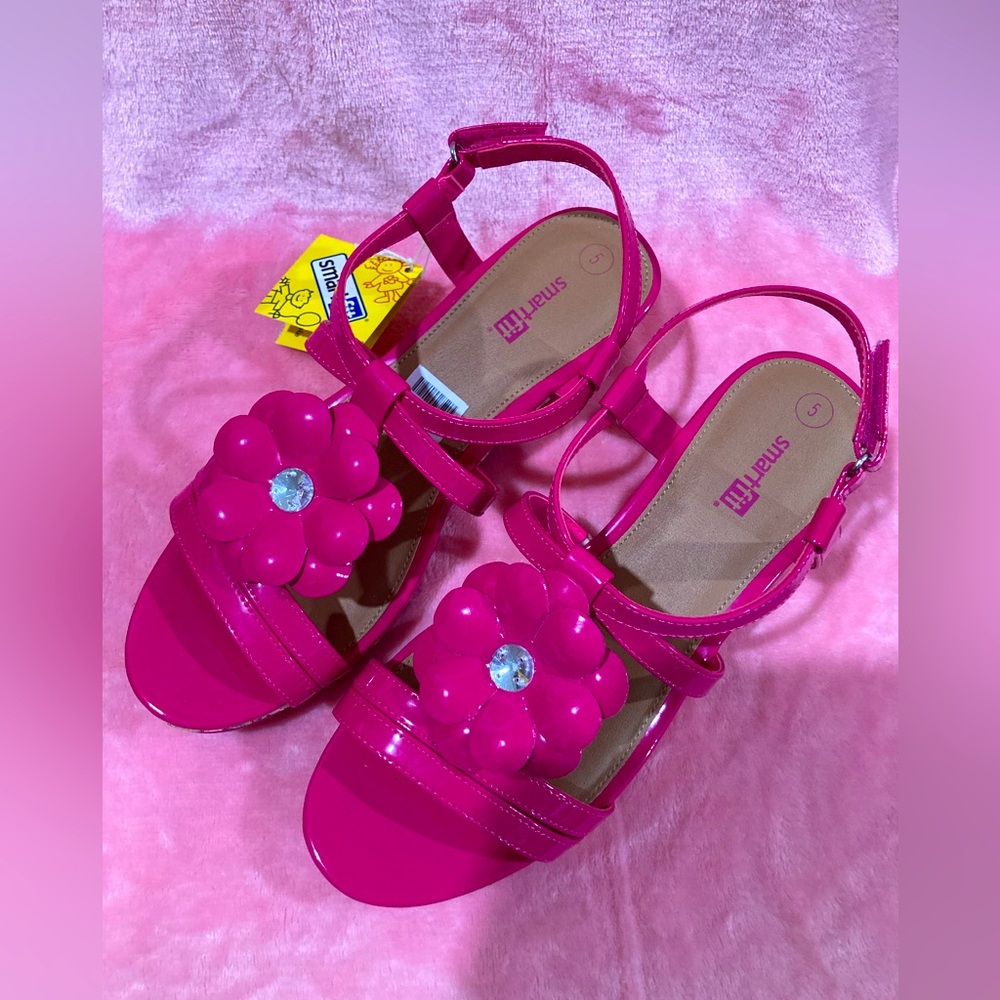 Women’s/Girls’s Size 5 ,  1 1/2 inch heels
Hot pink Brand New w/ Tags and box